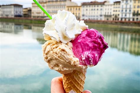Foto de gelato italiano artesanal con fondo de la ciudad de Bologna