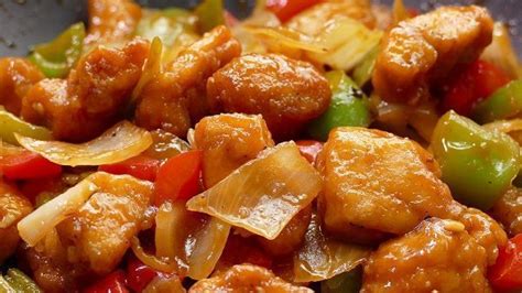 Ingredientes para el pollo agridulce chino: pechuga de pollo, piña, cebolla, zanahoria, pimientos, salsa de soja, vinagre, azúcar, ketchup, ajo, jengibre, maicena.