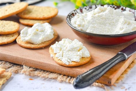 Foto: Queso crema en un bol con ingredientes alcalinos cerca