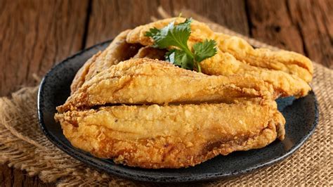 Foto macro de pescado frito con rebozado crujiente