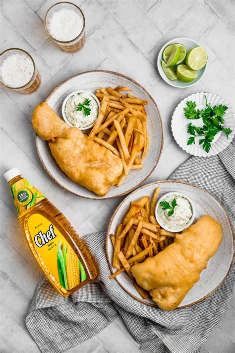 Bodegón de Fish and Chips con arvejitas, salsa tártara y vinagre de malta