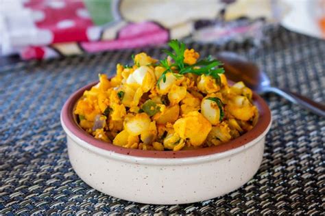 Mote pillo vegano servido en un plato