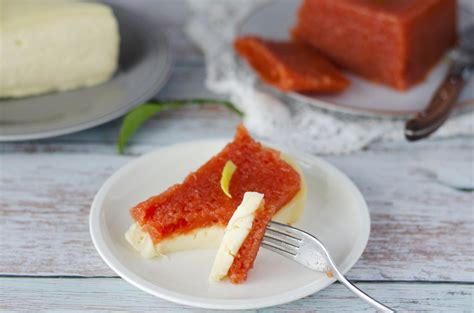 Fotografía de un plato clásico de queso y dulce de membrillo sobre una mesa de madera