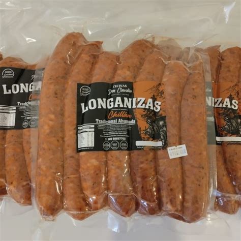 Fotografía de longanizas de Chillán, mostrando su textura y color característicos.