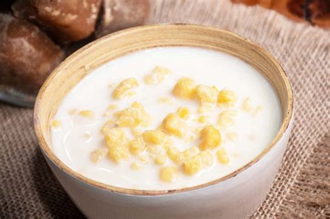 Ilustración de gauchos consumiendo mazamorra en el campo.
