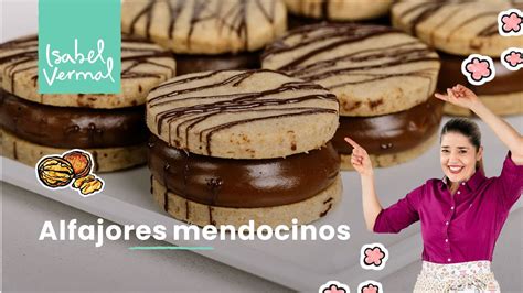 Fotografía de una variedad de alfajores artesanales mendocinos, mostrando diferentes rellenos y coberturas.