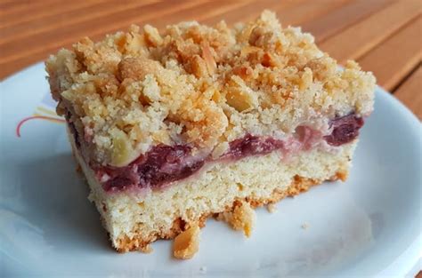 Ilustración paso a paso de cómo formar la masa de migas para el kuchen.