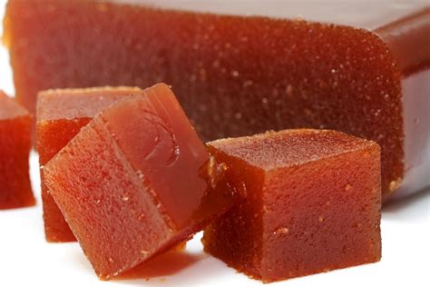 Imagen de dulce de membrillo casero en moldes, listo para cortar