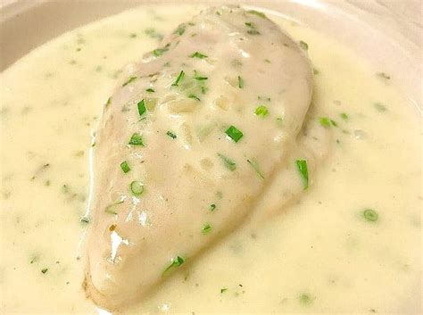Pechuga de pollo en salsa blanca, decorada con perejil