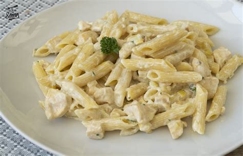 Plato de pasta con pollo y salsa, listo para servir