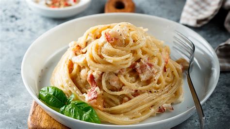 Plato de pasta con pollo, tocino y salsa cremosa