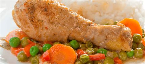 Fotografía del plato final de pollo arvejado con puré de papas servido en un plato hondo