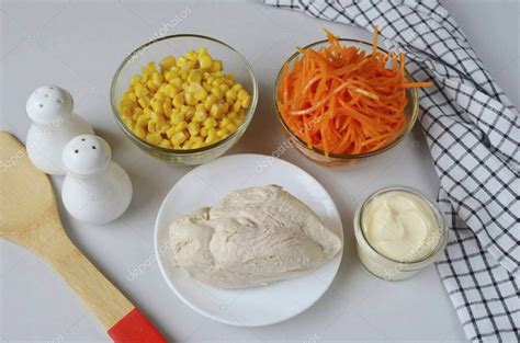 Esquema de los ingredientes necesarios: pollo, arvejas, zanahorias, cebolla y puré