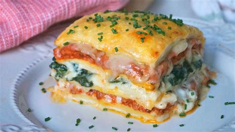 Lasaña de carne y espinacas recién horneada y gratinada