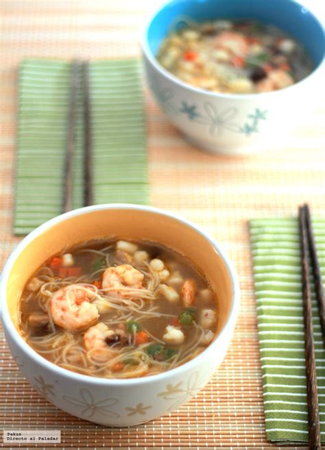 Variedad de sopas chinas y orientales listas para servir