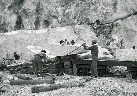 Obreros trabajando en la histórica cantera de granito del Cerro Pan de Azúcar