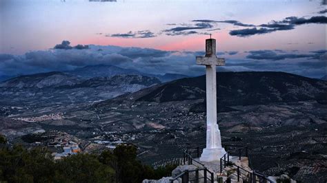 Vista de la imponente cruz de hormigón en la cima del Cerro Pan de Azúcar