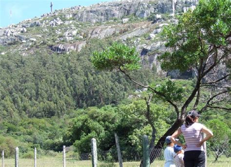 Senderistas en el desafiante camino de ascenso al Cerro Pan de Azúcar
