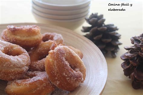 Detalle de rosquillas fritas y rebozadas