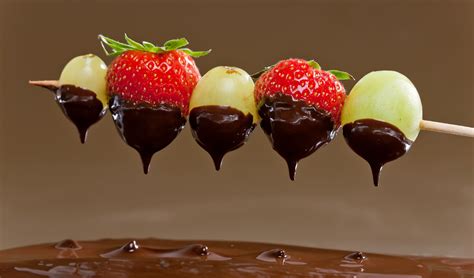 brochetas de frutas con chocolate y adornos navideños