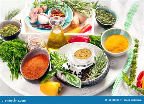 Fotografía cenital de diferentes tipos de especias y hierbas frescas listas para aderezar un filete de salmón