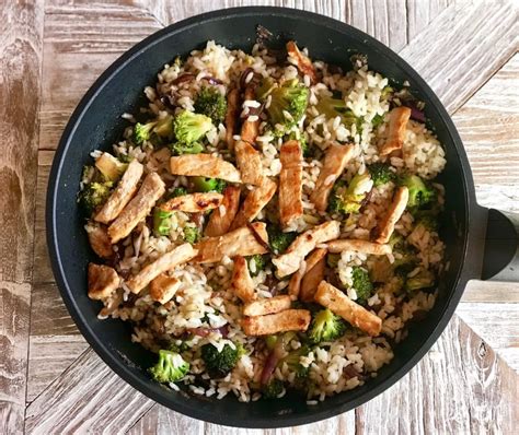 Tallarines de arroz salteados con lomo de cerdo, brócoli, zanahoria y maní.