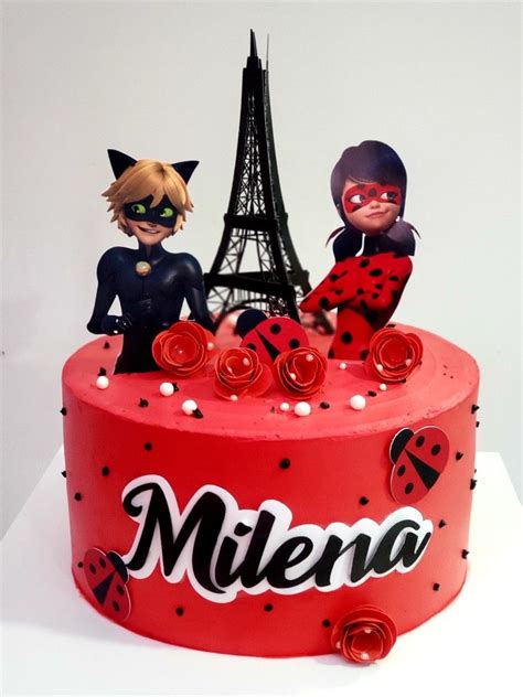 Torta de Ladybug con colores rojo y negro, con personajes de Miraculous
