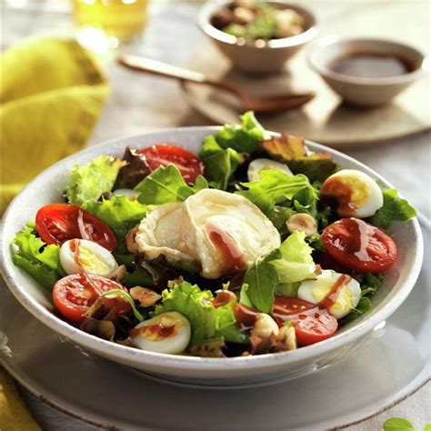 Ensalada colorida con pollo asado, frambuesas, queso de cabra y almendras laminadas.
