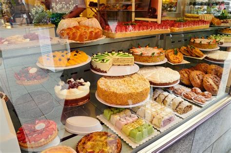 Foto de una pastelería con productos etiquetados como 