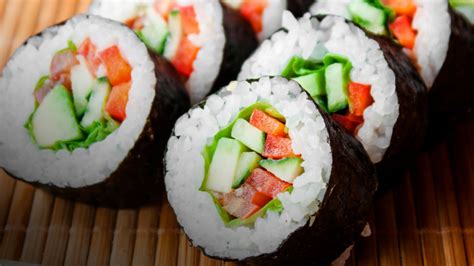 Plato de sushi vegetariano con diferentes vegetales frescos