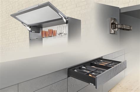 Tipos de herrajes para puertas de alacenas de cocina, incluyendo sistemas de elevación y abatibles