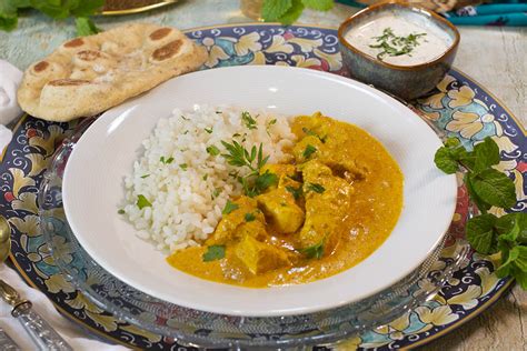 plato principal con salsa de yogur (ej. gyros, pollo tikka masala)