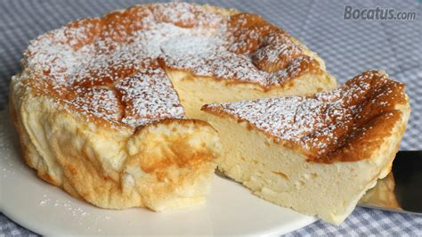 variedad de postres con yogur griego (ej. tarta, parfait, helado)