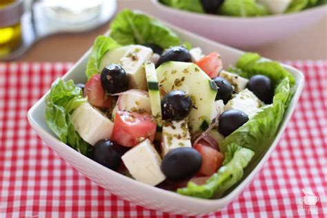 Plato de ensalada griega con queso feta