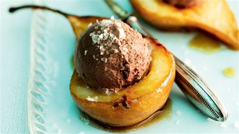 foto de peras caramelizadas en sartén con helado