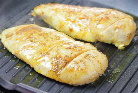 Pechugas de pollo marinadas con limón y hierbas en una sartén