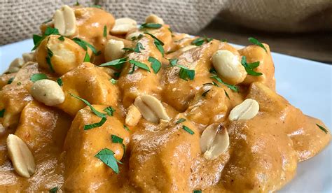 Pechugas de pollo en salsa de cacahuetes y coco con calabacín