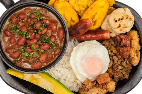 Plato típico colombiano con pollo y acompañamientos