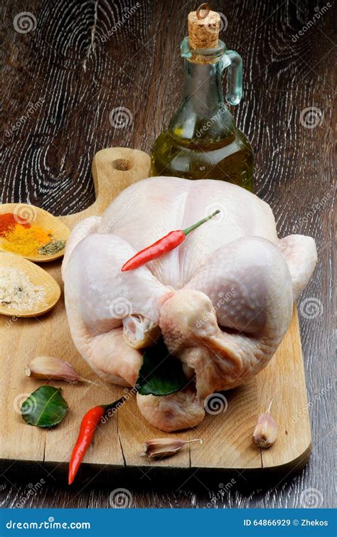 Foto de pollo crudo sazonado y atado, listo para asar