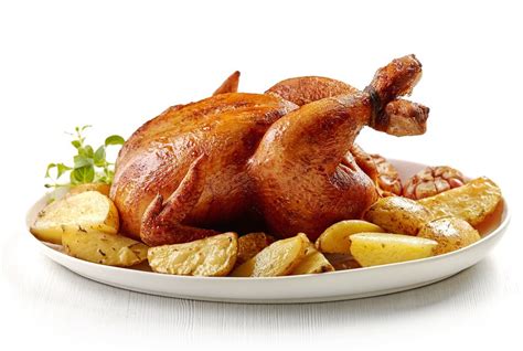 Plato de pollo asado entero con guarniciones