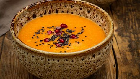 Crema de zanahoria y jengibre con leche de coco y cilantro