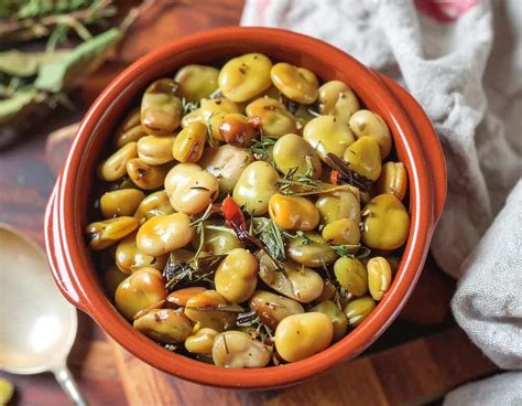 Plato de habas a la catalana vegetarianas con menta fresca