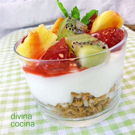 Vasitos de postre con fruta fresca de temporada