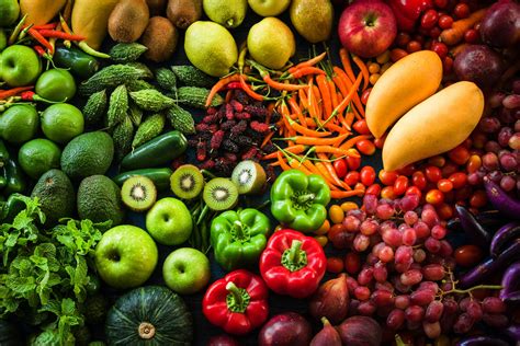 Foto de frutas y verduras en diferentes estados de deterioro por exceso de etileno