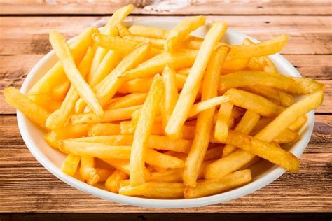 Infografía comparando las teorías belga y francesa sobre el origen de las papas fritas, con líneas de tiempo y ubicaciones.