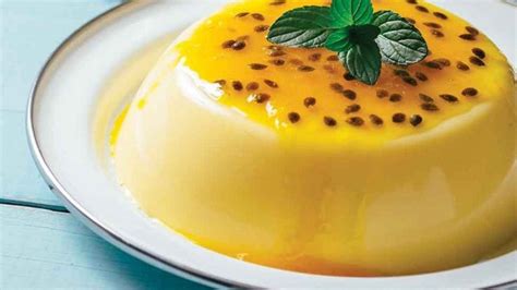 Flan de maracuyá con gelatina decorado con fruta fresca
