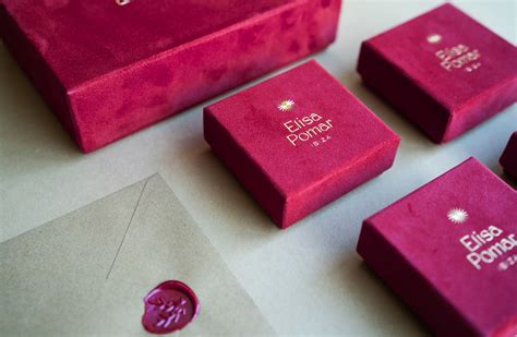 Diseño de packaging de lujo para bombones con elementos de marca
