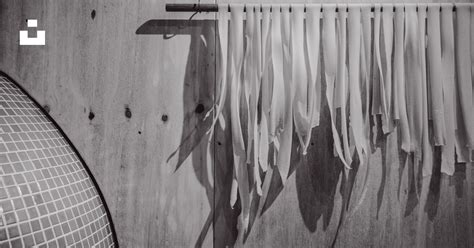 Penne fresca hecha en casa secándose en una rejilla