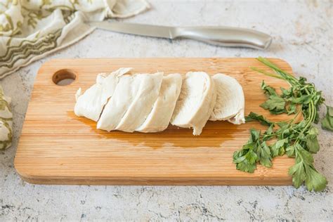 fotografia de pollo perfectamente cocido y jugoso en un plato
