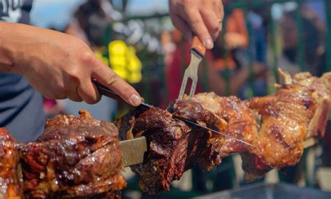 Fotografía gastronómica mostrando los asados al palo tradicionales de la región